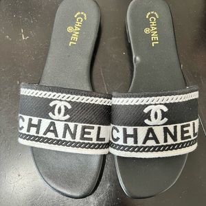Black and white flat sandals. Dupe